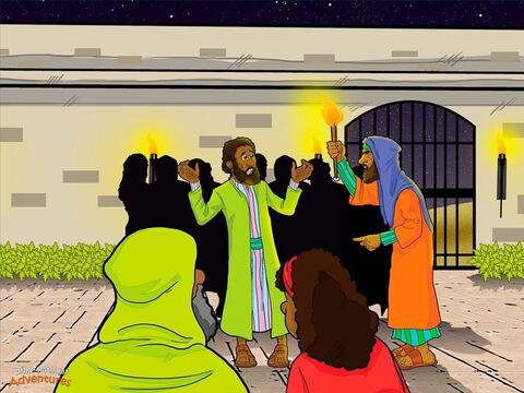 Mientras los líderes religiosos interrogaban a Yeshua, Pedro se calentaba junto a una fogata en el patio. Era primera hora de la mañana, pero todos estaban bien despiertos. Los sirvientes se apresuraban de un lado a otro. Los guardias se mantenían alertas a cualquier movimiento extraño. Todos sabían que algo estaba ocurriendo.<br/>Una sirvienta que estaba cuidando la puerta se quedó mirando a Pedro: “¿No eres uno de los discípulos de Yeshua?” —le preguntó”. Pedro negó con la cabeza. “No”, repuso,. “no sé de quién estás hablando”.<br/>La sirvienta no estaba segura de si a Pedro. Dirigiéndose a los hombres <br/>que estaban en torno a la fogata, señaló a Pedro y dijo: “Este hombre es un discípulo de Yeshua de Galilea”. Ante lo cual ellos le preguntaron: “ ¿Eres acaso uno de sus discípulos?”. Nuevamente, Pedro negó con la cabeza y dijo: “No, no lo soy”.<br/>Poco después, otro sirviente se acercó a Pedro y le dijo: “Yo te vi en Getsemaní con ese tal Yeshua. Debes de ser uno de sus discípulos”. Enojado, Pedro se dirigió al sirviente: “Mira, ¡no conozco a ese hombre!”.<br/>Fuera, en la oscuridad, la voz del pregonero del templo resonó la ciudad: <br/>“Todos los sacerdotes deben prepararse para el sacrificio. Que todo el pueblo de Israel acuda a rendir culto.” Pedro levantó la mirada y quedó paralizado. Unos guardias cruzaban el patio llevando consigo a Yeshua. En ese momento, Yeshua se giró y miró directamente a Pedro. Y Pedro recordó sus palabras; “Hoy me negarás tres veces antes de oír la voz del pregonero”. – Número de diapositiva 13