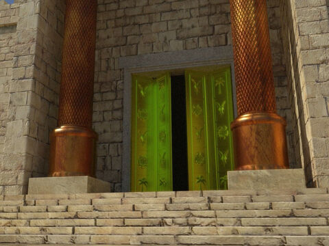 En la entrada del Templo había puertas plegables recubiertas en otro, con sus dinteles de 5 codos (2.3 metros, 7.6 pies) de ancho. Todas las puertas tenían bisagras de oro. – Número de diapositiva 6