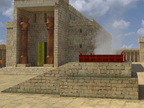 El altar estaba construido en el sitio de la era que David le había comprado a Arauna (2 Samuel 2:18-25). Este alter en el patio se usaba para los numerosos sacrificios de animales que se llevaban al Templo. – Número de diapositiva 12