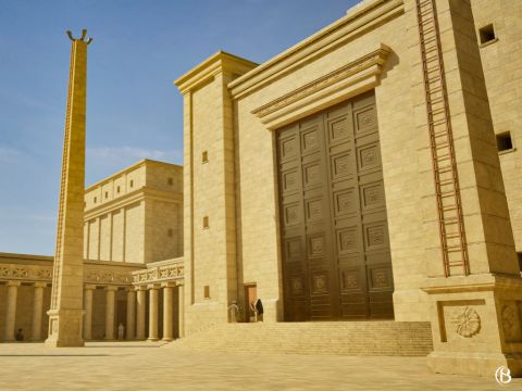 En el extremo occidental del Patio de la Mujer, frente a la Puerta de Nicanor, había unos escalones semicirculares que conducían a una plataforma en la que los levitas se paraban para cantar y tocar instrumentos musicales. – Número de diapositiva 8