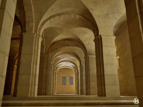Los Establos de Salomón tienen una superficie de 500 metros cuadrados (600 yardas cuadradas), están ubicados 12,5 m (41 pies) por debajo del patio y cuentan con doce filas de pilares y arcos. – Número de diapositiva 11
