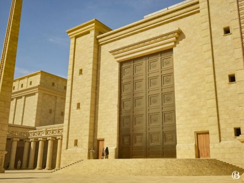 En el extremo oeste del Patio de las Mujeres se encontraba la Puerta de Nicanor, que daba acceso a los hombres para entrar al Patio de Israel frente al Altar. Sus puertas estaban hechas de bronce corintio y su valor excedía a las revestidas de plata u oro. Tenía una abertura enorme y dos puertas laterales más pequeñas llamadas portillos. La puerta principal tenía 50 codos (26,7 m, 87,5 pies) de alto y se llamaba Puerta de Nicanor. Nicanor fue el benefactor que pagó a artesanos en Alejandría, Egipto, para que fabricaran las dos grandes puertas de bronce que se usaron para esta puerta. Un osario que menciona a Nicanor se encuentra ahora en las colecciones del Museo Británico. – Número de diapositiva 1