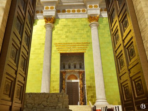 Sólo los hombres ritualmente limpios podían entrar por las puertas de Nicanor para pararse frente al Altar y al Lugar del Sacrificio. – Número de diapositiva 9