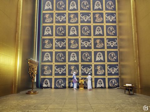 Delante se encontraba el Lugar Santo (heikhal), de 40 codos (21 m, 68,8 pies) de largo y 20 codos (10,5 m, 34,4 pies) de ancho. Contenía la menorá o candelabro de oro, la mesa de los panes de la proposición y el altar del incienso. – Número de diapositiva 13