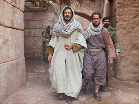 Mientras Pablo y Silas caminaban por el camino que salía de la ciudad para ir al lugar de oración junto al río, esta esclava los siguió. – Número de diapositiva 7