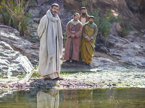 Pablo y sus compañeros pidieron unirse a las mujeres que se reunían junto al río para orar. – Número de diapositiva 7