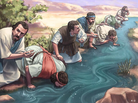 Pero Dios dijo: 'Todavía hay demasiados. Llévalos al agua para beber. Separa a los que lamen el agua con la lengua como lame un perro de los que se arrodillan para beber.’ Gedeón obedeció. – Número de diapositiva 2
