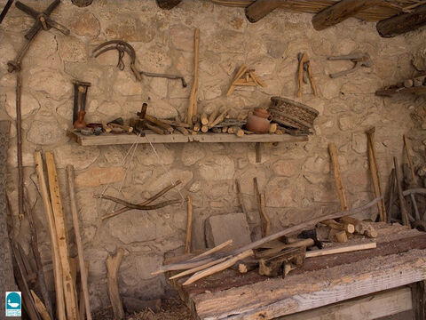 Los carpinteros solían tener un taller y muchos podían trabajar tanto la piedra, el hierro y el cobre además de la madera (2 Samuel 5:11, 1 Crónicas 14:1, Marcos 6:3). – Número de diapositiva 2