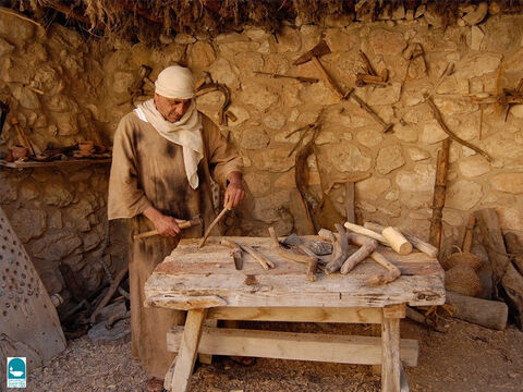 El hacha se utilizaba tanto para darle forma a la madera como para cortar árboles. Tenía una cabeza de hierro sujeta a un mango de madera con una correa (Deuteronomio 19:5 y 2 Reyes 6:5). – Número de diapositiva 5