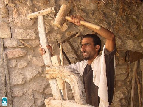 Los martillos eran de piedra o de metal y los mazos eran de madera. Jeremías se refiere al uso de martillos y clavos (Jeremías 10:4). – Número de diapositiva 8