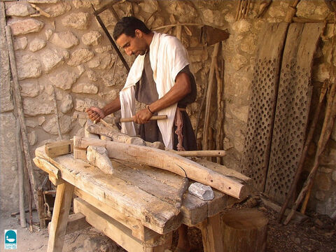Los carpinteros fabricaban arados y yugos de madera, que eran vitales para la agricultura. – Número de diapositiva 12