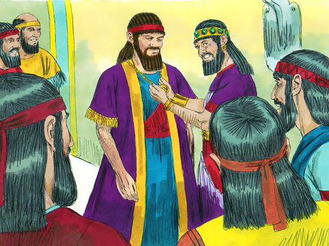 Por orden de Belsasar, Daniel se vistió con túnicas de color púrpura y se colgó una cadena de oro alrededor de su cuello. Fue proclamado el tercer gobernante más alto del reino. – Número de diapositiva 13