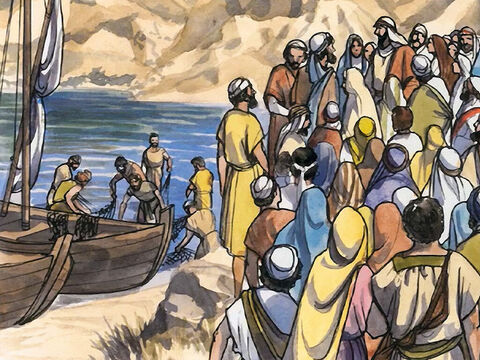 Jesús vio dos barcas en la playa. Los pescadores habían bajado de ellas a lavar sus redes. – Número de diapositiva 2