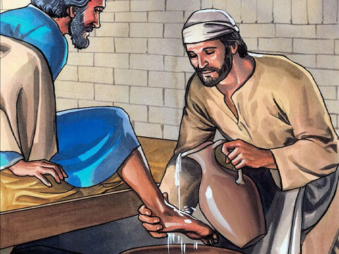 Luego echó agua en una palangana y se puso a lavar los pies de los discípulos y a secárselos con la toalla que llevaba a la cintura. – Número de diapositiva 6
