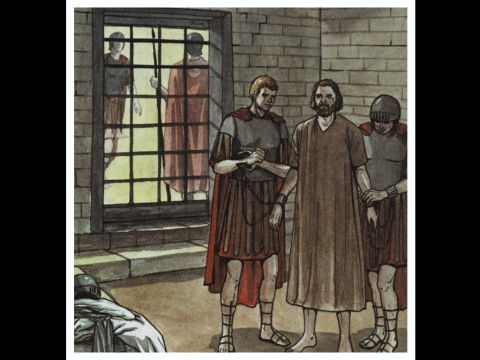 Después de arrestarlo, lo metió en la cárcel y lo entregó a cuatro escuadrones de cuatro soldados cada uno para que lo custodiaran. Herodes tenía la intención de llevarlo a juicio público después de la Pascua. – Número de diapositiva 3