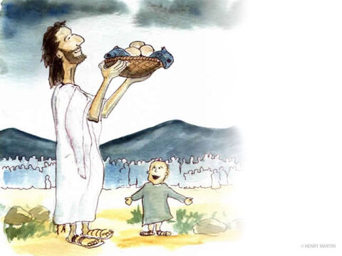 Jesús tomó los cinco panes y los dos peces. Mirando al cielo, dio gracias y los partió. Luego dio los trozos a los discípulos para que le dieran de comer a la gran multitud: al menos cinco mil hombres, más las mujeres y los niños. – Número de diapositiva 9