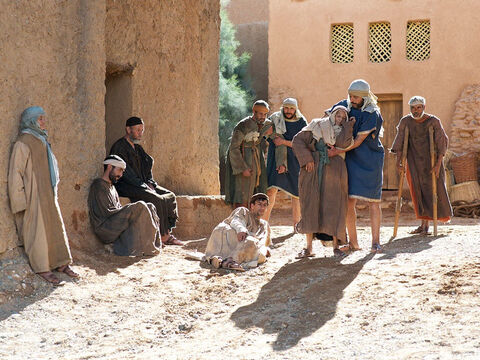 Al atardecer, cuando terminó el día de reposo, la gente de Capernaúm y de los alrededores se dirigió rápidamente a la casa donde se alojaba Jesús. – Número de diapositiva 7