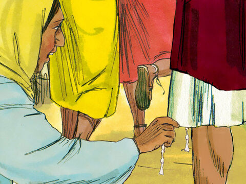 La mujer se agachó y tocó el borde del manto de Jesús. En seguida la fuente de su sangre se secó – Número de diapositiva 7