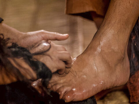 y lo derramó sobre los pies de Jesús. – Número de diapositiva 5