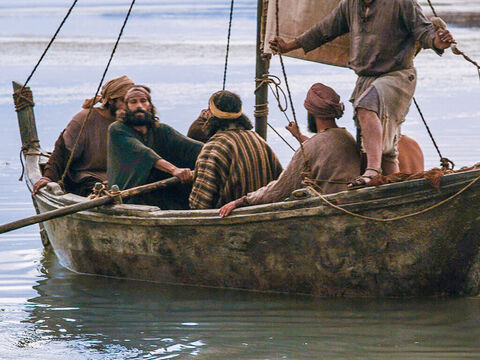 “Voy a pescar", les dijo Simón Pedro. “Vamos contigo", le respondieron. Fueron y entraron en la barca, y aquella noche no pescaron nada. – Número de diapositiva 2