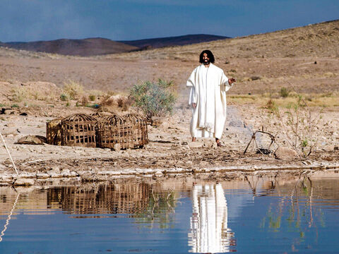 A primera hora de la mañana, Jesús se paró en la orilla, pero los discípulos no se dieron cuenta de que era Él. – Número de diapositiva 3