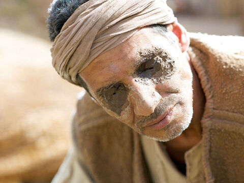 El hombre todavía tenía el barro que Jesús le había puesto en los ojos. – Número de diapositiva 8