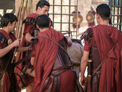 Jesús fue conducido al pretorio donde lo rodearon los soldados. – Número de diapositiva 1