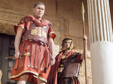Pilato quería liberar a Jesús, pero los líderes judíos no dejaban de gritar: "No tenemos más rey que el César. Llévatelo. Llévatelo. Crucifícalo". Finalmente Pilato entregó a Jesús para que fuera crucificado. – Número de diapositiva 6