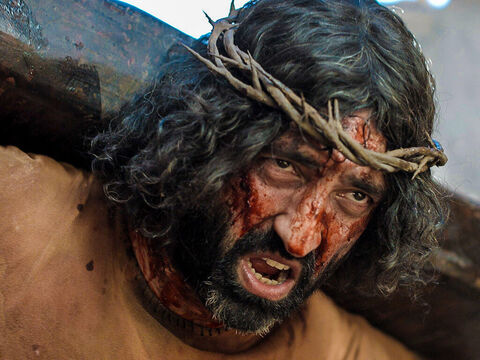 Los soldados hicieron que Jesús cargara su propia cruz. – Número de diapositiva 7