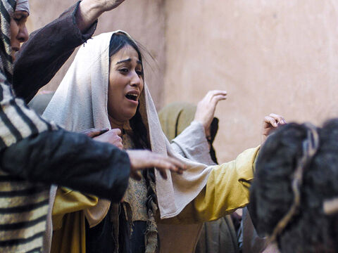 Le siguió una gran multitud, entre la que había mujeres que lloraban y se lamentaban por Jesús. – Número de diapositiva 10