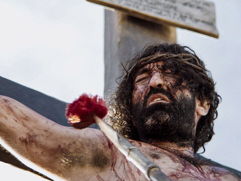 Una esponja llena de vinagre de vid fue sostenida para que Jesús bebiera. – Número de diapositiva 10
