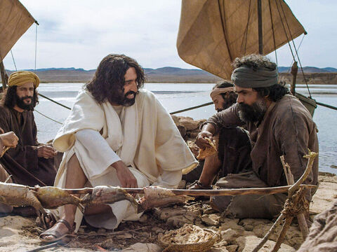 Después de su resurrección, Jesús se le apareció a algunos de sus discípulos una mañana a orillas del lago de Galilea. Cuando terminaron de desayunar, Jesús habló con Simón Pedro. – Número de diapositiva 1