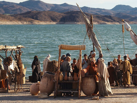 Jesús se encontraba en la ciudad de Capernaúm, en la orilla noroeste del Mar de Galilea. – Número de diapositiva 1