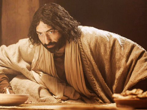 Jesús se levantó, se quitó la túnica y se envolvió la cintura con una toalla. – Número de diapositiva 3