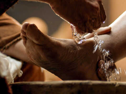 Luego echó agua en una vasija y comenzó a lavar los pies de sus discípulos. – Número de diapositiva 4