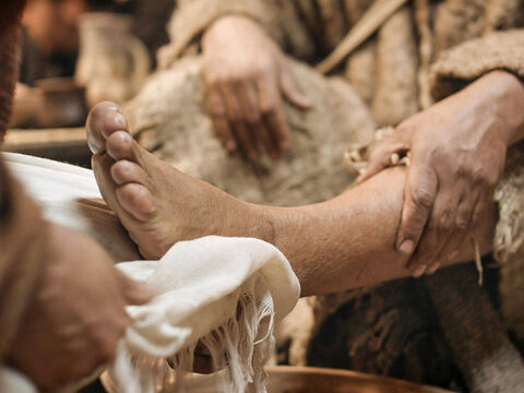 Cuando Jesús terminó de lavarles los pies, se puso la túnica y volvió a la mesa. – Número de diapositiva 11