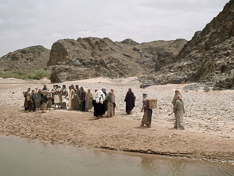 La gente de toda Judea y de los alrededores del río Jordán salía al desierto para oírle predicar. – Número de diapositiva 4