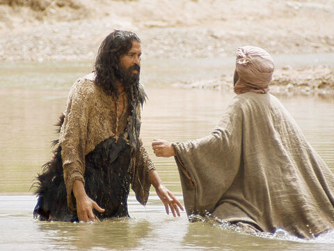 Confesaban sus pecados y eran bautizados por Juan en el río Jordán. – Número de diapositiva 5