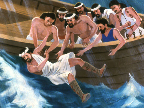 Los marineros cogieron  a Jonás y lo arrojaron por la borda. Inmediatamente la tormenta cesó. – Número de diapositiva 23