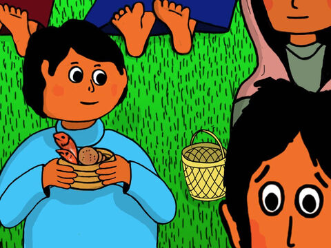 El niño lo escuchó todo. Le quedaban cinco panes de cebada y dos peces en su cesta. "Podría darle mi cesta de comida a Jesús", pensó. – Número de diapositiva 14