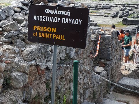 Hoy en día la ciudad de Filipos está en ruinas pero el lugar donde se encontraba la prisión es visitado por muchos turistas. – Número de diapositiva 33