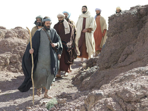 Después de un viaje a la región de Tiro y Sidón, Jesús regresó y caminó a lo largo de la costa del mar de Galilea hacia una región llena de gentiles. Luego subió a la ladera de una montaña y se sentó. – Número de diapositiva 1