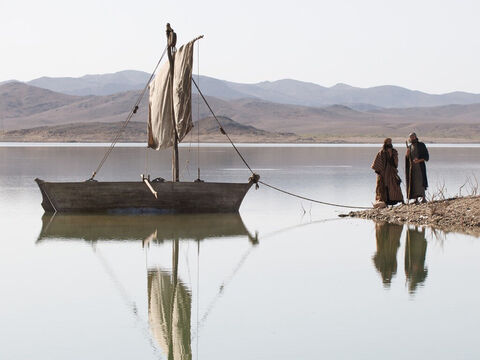 Avanzando por la orilla, Jesús vio a otros dos hermanos, Jacobo y Juan. También ellos eran pescadores y trabajaban en su barca. – Número de diapositiva 6