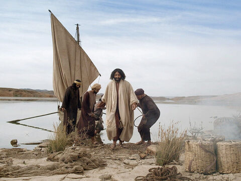 Jesús los llamó a dejar sus trabajos para seguirlo. Inmediatamente ambos dejaron la barca y a su padre para estar con Jesús. – Número de diapositiva 8