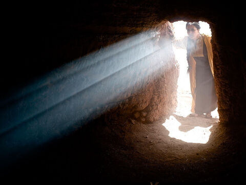 El sepulcro vacío con la piedra rodada se ha convertido en un símbolo de la resurrección de Jesús. – Número de diapositiva 14