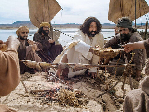 Asar el pescado al fuego era una forma común de cocinarlo y fue utilizada por Jesús después de su resurrección para cocinar el desayuno de los discípulos (Juan 21:9). – Número de diapositiva 23
