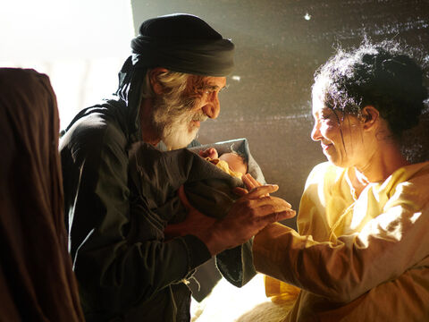 Abraham le puso a su hijo Isaac el nombre de Isaac (que significa "el que ríe"). Cuando su hijo Isaac tenía ocho días de nacido, Abraham lo circuncidó, tal como Dios le había ordenado. Abraham tenía cien años cuando nació su hijo Isaac. – Número de diapositiva 3