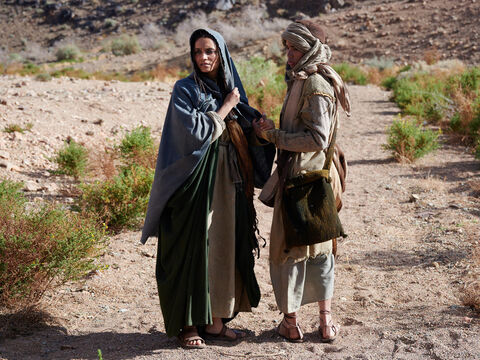 Dios estuvo con el niño mientras crecía. Vivió en el desierto y se convirtió en arquero. Mientras vivía en el desierto de Parán, su madre le consiguió una esposa de Egipto. – Número de diapositiva 17