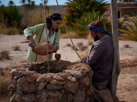 "Beba, mi señor", dijo. "Y sacaré agua para vuestros camellos, hasta que hayan bebido lo suficiente". – Número de diapositiva 8