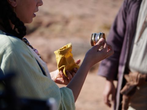 Entonces el siervo sacó joyas de oro y plata y prendas de vestir y se las dio a Rebeca. También hizo regalos costosos a su hermano y a su madre. – Número de diapositiva 17